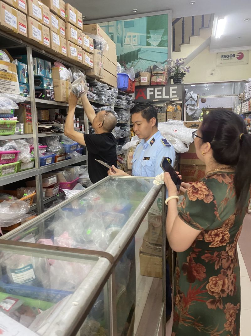 Lực lượng Quản lý thị trường Hưng Yên kiểm tra cửa hàng kinh doanh