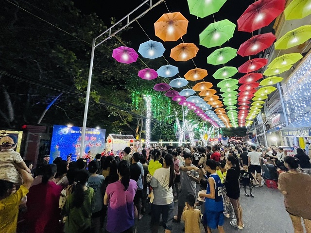 Phố đi bộ được tổ chức vào các tối thứ 7, chủ nhật hàng tuần thu hút đông đảo du khách, đồng bào dân tộc và dân cư tại thị trấn Tiên Yên..