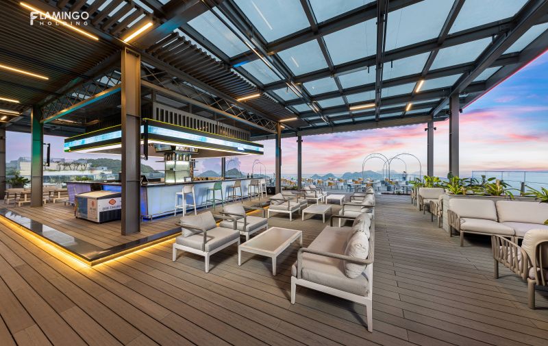Rooftop bar tại quần thể nghỉ dưỡng Flamigo Cát Bà resort. (Ảnh: PV).