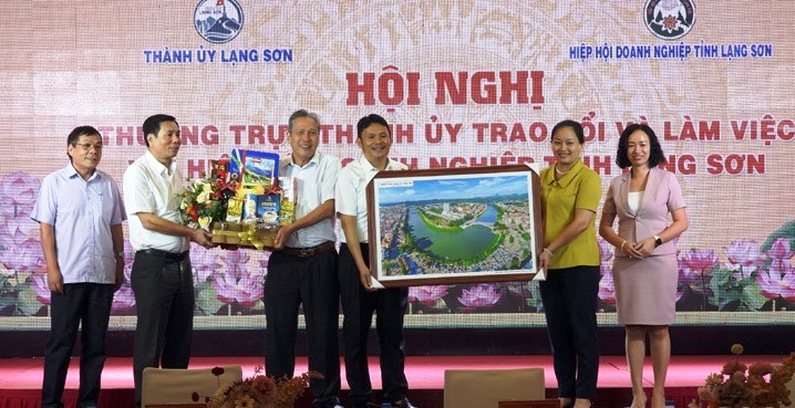 Lãnh đạo Thành ủy Lạng Sơn tặng quà Hiệp hội doanh nghiệp tỉnh Lạng Sơn
