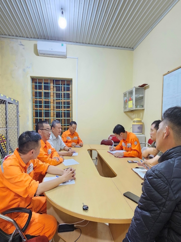 Tối 6/8, lãnh đạo PC Yên Bái đã họp tại Đội QLVH tổng hợp Mù Cang Chải - ĐL Nghĩa Lộ họp bàn, phân công và thống nhất phương án để đảm bảo an toàn cho người dân và khắc phục sự cố cấp điện trở lại