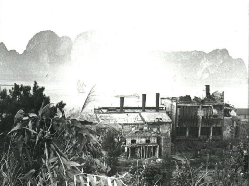 1Nhà máy điện Cột 5 sau những trận ném bom ác liệt của cuộc chiến tranh phá hoại ác liệt của đế quốc Mỹ vẫn hiên ngang bên bờ Vịnh Hạ Long