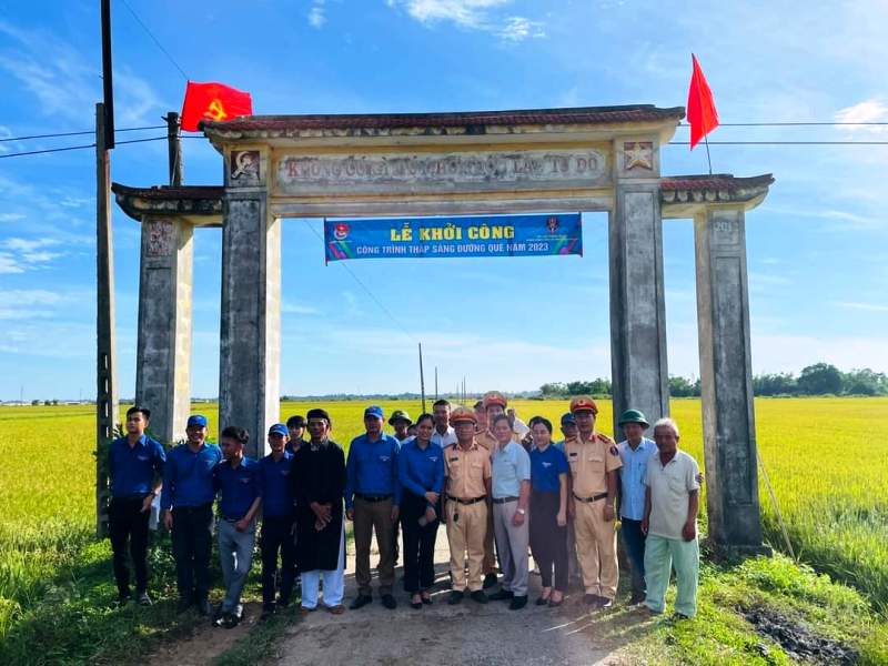 Thừa Thiên Huế: Lực lượng CSGT hưởng ứng chương trình "Thắp sáng đường quê"