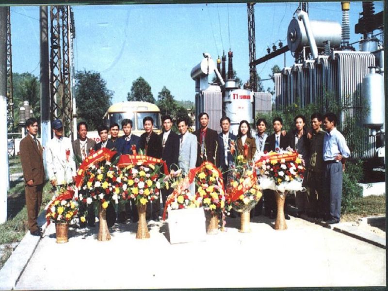 Tháng 10/2000, CBCNV trạm 110 kV Mông Dương vui vừng đón nhận phần thưởng cao quý - Huân chương Lao động Hạng 3