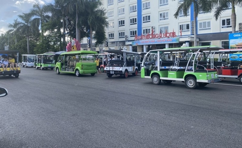 Xe điện hoạt động tại khu du lịch biển Hải Tiến.