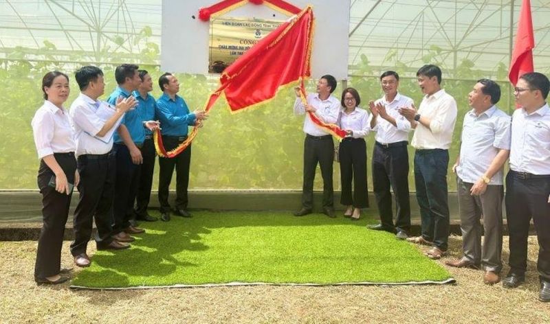 Lãnh đạo LĐLĐ tỉnh Thanh Hóa và Công ty CP Mía đường Lam Sơn gắn biển công trình chào mừng Đại hội Công đoàn tỉnh.
