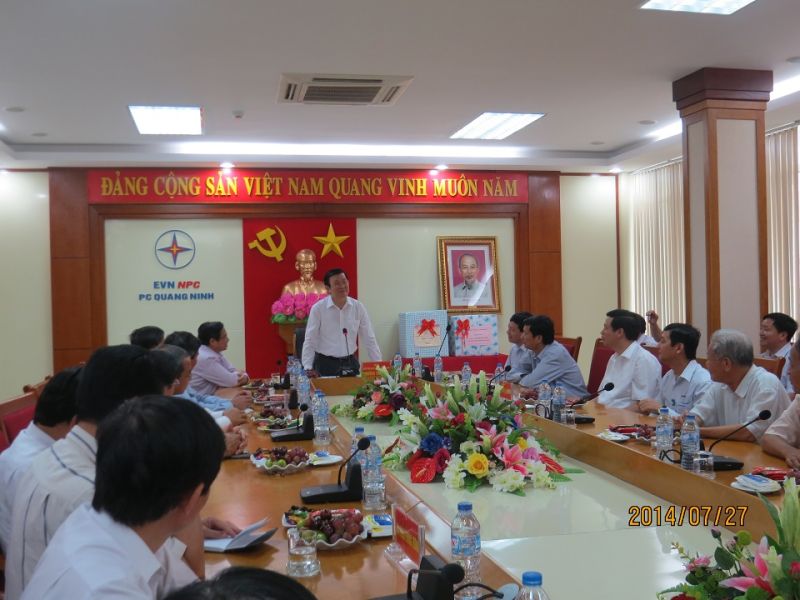 5.Chủ tịch Nước Trương Tấn Sang đến thăm Công ty và ghi nhận những cố gắng của Công ty Điện lực Quảng Ninh trong việc thực hiện các dự án đưa điện lưới quốc gia tới các vùng miền núi và hải đảo