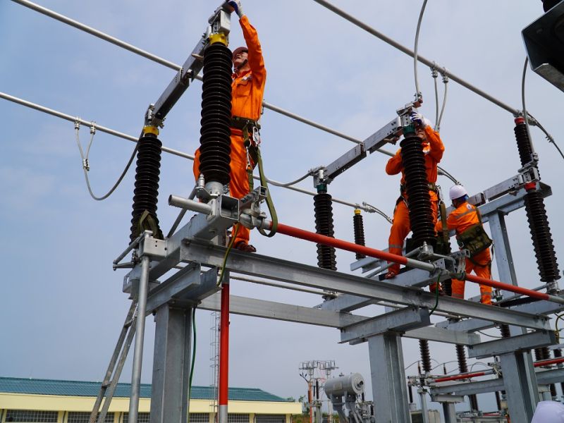 8.Những người thợ điện Công ty Điện lực Quảng Ninh vẫn ngày đêm mang trong mình một bầu nhiệt huyết, tất cả vì dòng điện quê hương tỏa sáng