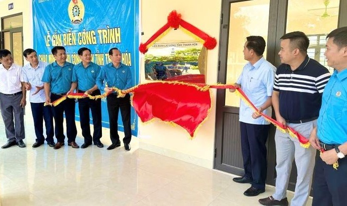 Lãnh đạo LĐLĐ tỉnh Thanh Hóa và lãnh đạo huyện Thường Xuân gắn biển công trình chào mừng Đại hội Công đoàn tỉnh.