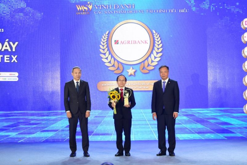 Ông Đinh Quang Dân, Phó Trưởng Ban Khách hàng cá nhân, đại diện Agribank nhận vinh danh Sản phẩm công nghệ và chuyển đổi số tiêu biểu