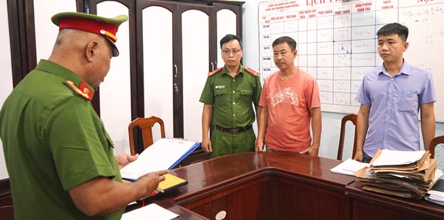 Cơ quan Cảnh sát điều tra, Công an thành phố thực hiện lệnh bắt tạm giam đối với Nguyễn Nho Cầm (thứ 2, bên phải sang)