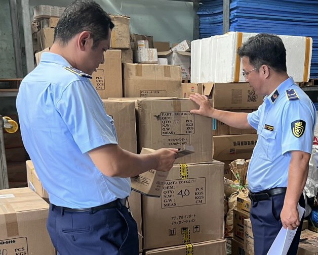 Lực lượng Quản lý thị trường tỉnh Kiên Giang kiểm tra hàng hóa vi phạm