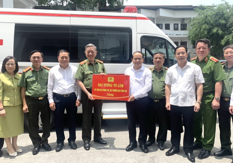 Đại tướng Tô Lâm tặng xe cứu thương cho tỉnh Lạng Sơn