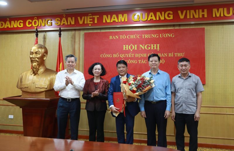 Các đồng chí lãnh đạo Ban Tổ chức Trung ương và Văn phòng Trung ương Đảng tặng hoa chúc mừng ông Phạm Trọng Cường