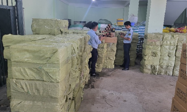 Theo tin từ Cục Quản lý thị trường tỉnh Phú Yên, đơn vị vừa kiểm tra, phát hiện một vụ vận chuyển trái phép thuốc shisha. 4.056 kg thuốc Shisha hiệu Adalya không hóa đơn, chứng từ đã bị tạm giữ.