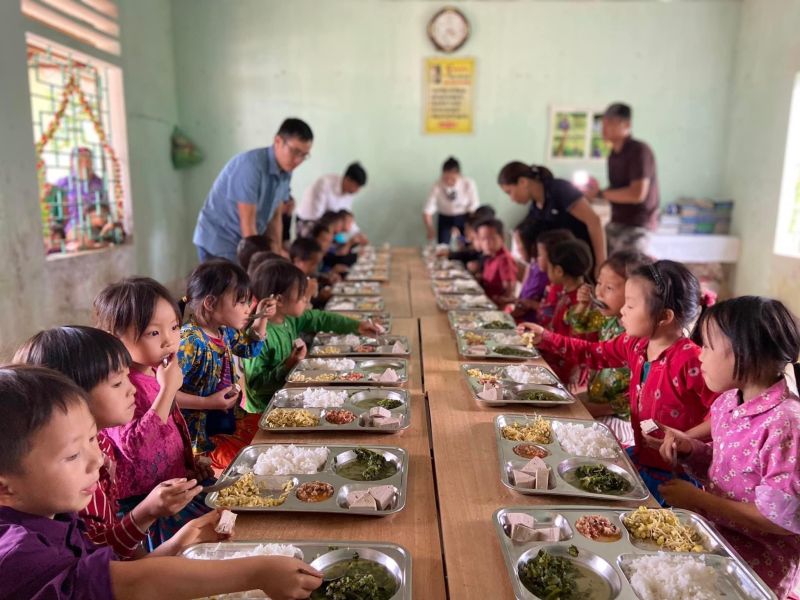 (VPBank tặng Bếp ấm tuổi thơ và bữa ăn đủ dinh dưỡng cho các em nhỏ điểm trường Ngài Trò)
