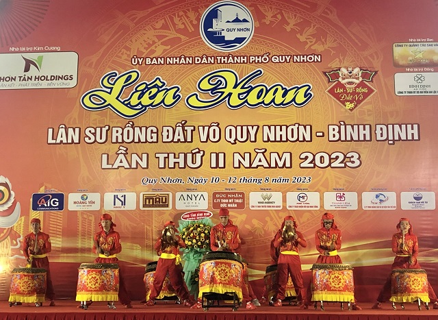 Màn múa trống khai hội Liên hoan.