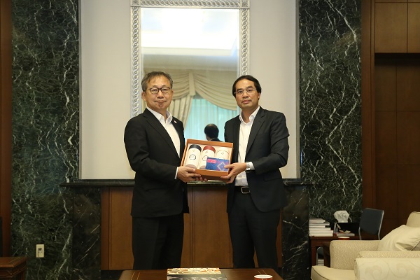 Chủ tịch UBND tỉnh Lào Cai Trịnh Xuân Trường tặng đặc sản chè hữu cơ của địa phương cho ngài Đại sứ Nhật Bản