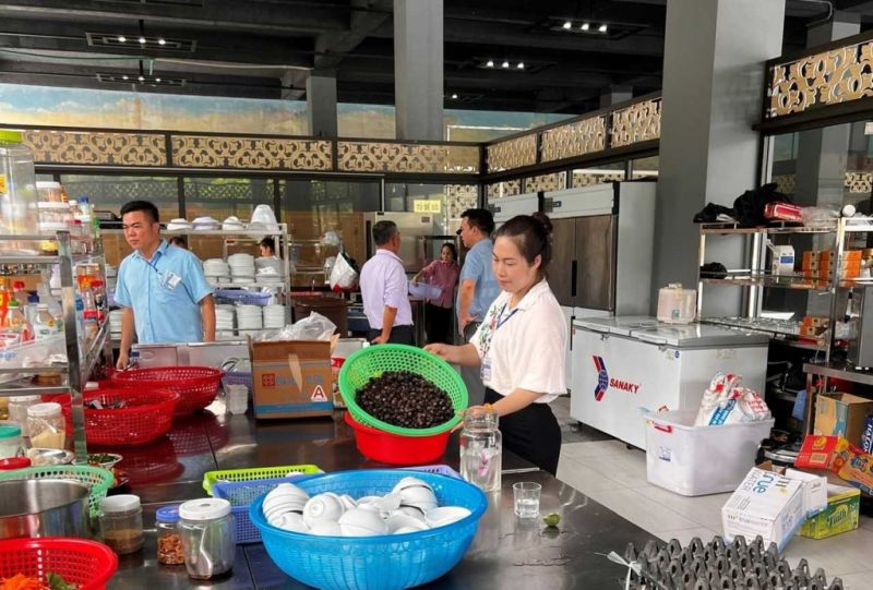 Đoàn kiểm tra công tác vệ sinh an toàn thực phẩm tại bếp ăn của Khu nghỉ dưỡng Vạn Yên, huyện Vân Đồn. Ảnh: Phòng VH-TT huyện cung cấp