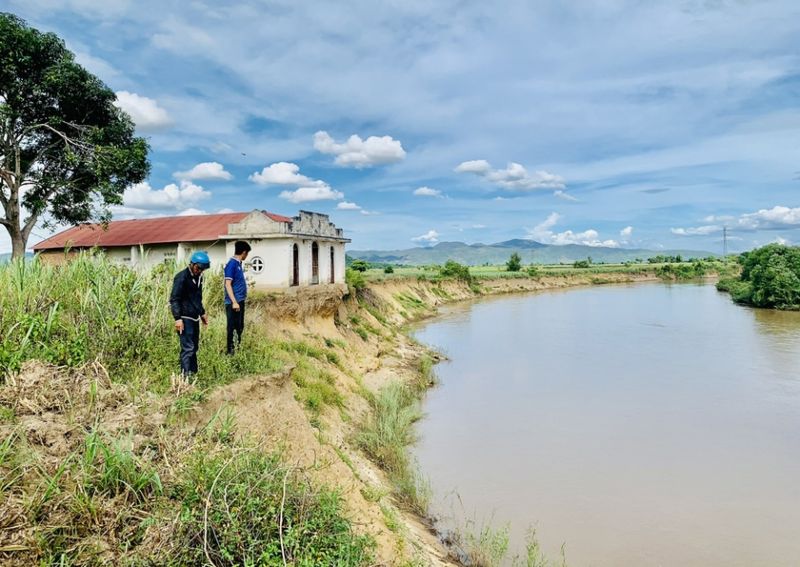 Bờ sông Ba đoạn qua huyện Ia Pa bị sạt lở gây tiềm ẩn nguy hiểm (Ảnh minh hoạ. Nguồn: baogialai.com.vn)​