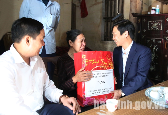 Lãnh đạo huyện Yên Phong tặng quà hộ nghèo nhân dịp Tết Nguyên đán Quý Mão (Ảnh: bacninh.gov.vn)