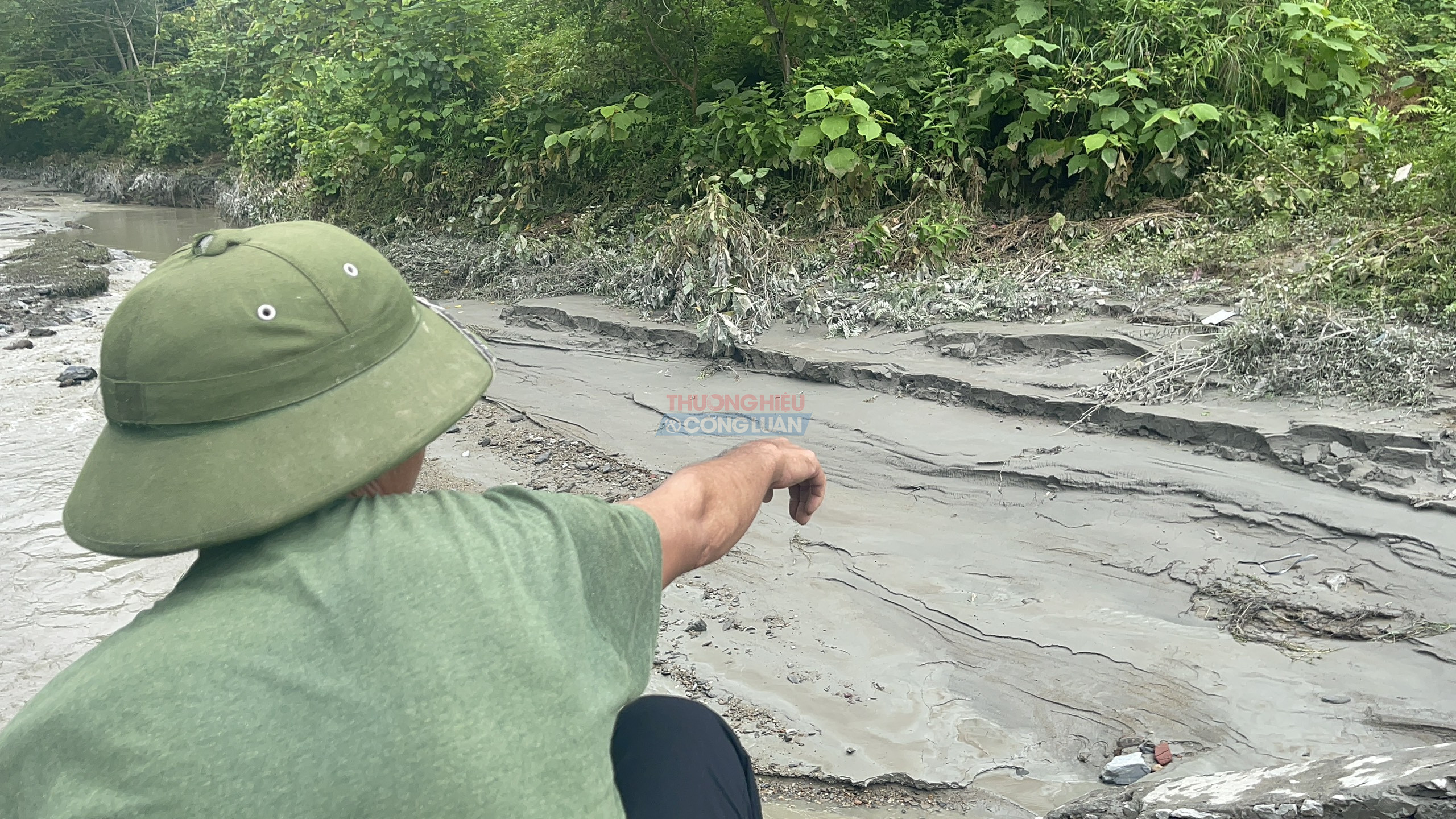 Người dân cho biết những lớp chất thải đã bị đông cứng và đi đến đâu hoa màu chết đến đó. Người dân cho biết những lớp chất thải đã bị đông cứng và đi đến đâu hoa màu chết đến đó.