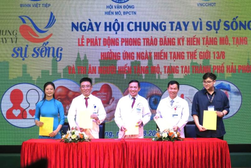 Cán bộ, nhân viên Bệnh viện Hữu nghị Việt Tiệp đăng ký hiến mô tạng.