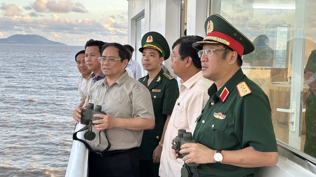 Thủ tướng khảo sát tình hình sạt lở tại khu Du lịch Khai Long, tỉnh Cà Mau - Ảnh VGP/Nhật Bắc