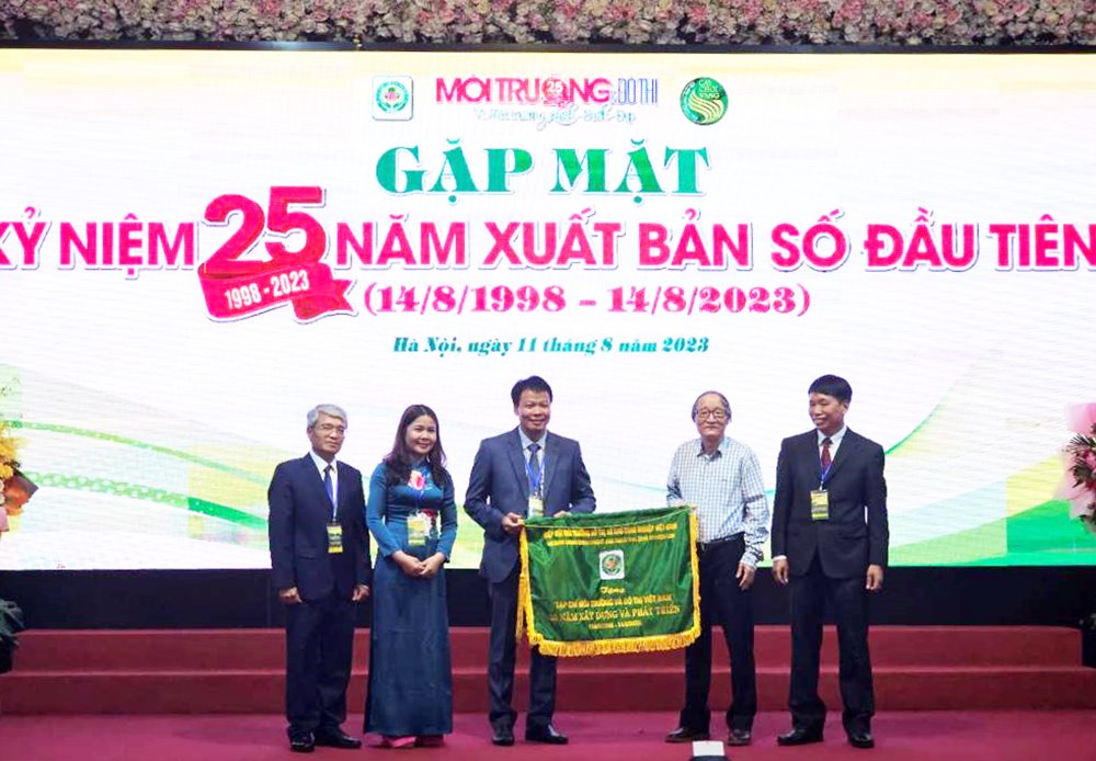 GS.TSKH Nguyễn Văn Liên, nguyên Thứ trưởng thường trực Bộ Xây dựng, Chủ tịch Hiệp hội Môi trường đô thị và Khu công nghiệp Việt Nam trao tặng Cờ thi đua cho tập thể Tạp chí Môi trường và Đô thị Việt Nam