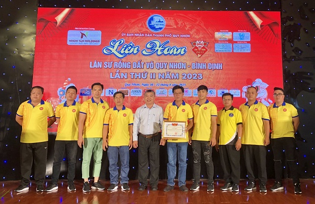 Ông Nguyễn Phương Nam (giữa) tặng bằng khen của UBND TP Quy Nhơn cho Tổ trọng tài.