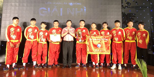 Ông Phan Tuấn Hoàng (thứ 5 từ trái qua) tro giải Nhì nội dung Mai Hoa Thung cho Đội Phương Tế Đường (TP Hồ Chí Minh).