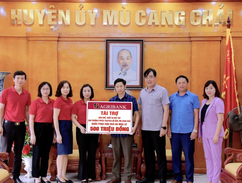 Bà Đào Phương Thảo - Chủ tịch công đoàn, Phó Giám đốc Agribank Chi nhánh tỉnh Yên Bái trao biểu trưng tài trợ cho trường