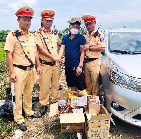 Lực lượng CSGT phát hiện đối tượng Nguyễn Văn Thành đang nhận 14 hộp pháo lậu - Ảnh: CSGT