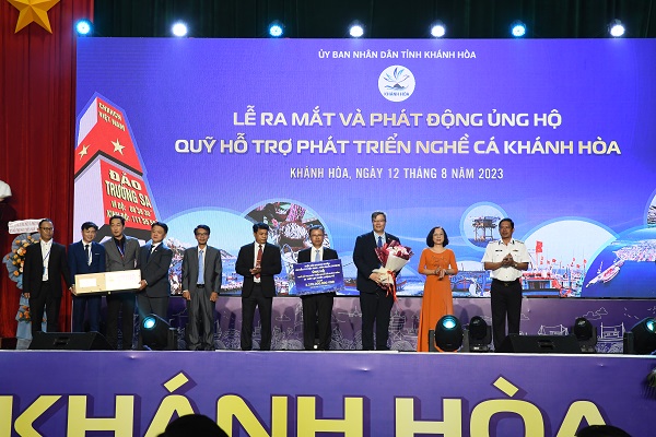 Hiệp hội Doanh nhân và Đầu tư Việt Nam- Hàn Quốc ủng hộ máy lọc nước trị giá 2.370.000.000 đồng