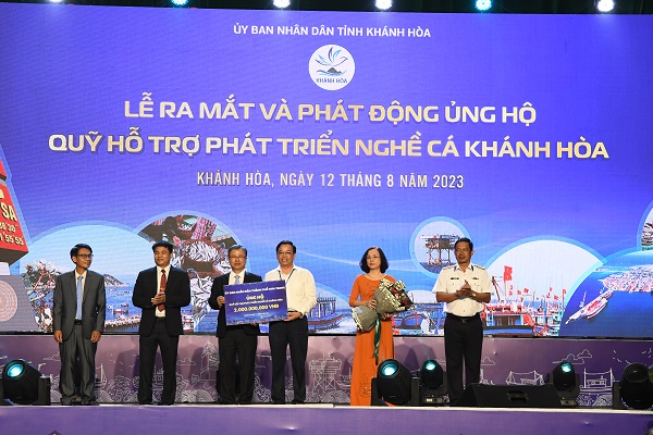 UBND thành phố Nha Trang ủng hộ 2 tỷ đồng
