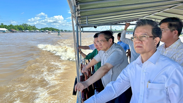 Thủ tướng khảo sát tuyến kè bảo vệ khu dân cư xã Châu Phong, huyện Tân Châu, An Giang - Ảnh: VGP/Nhật Bắc