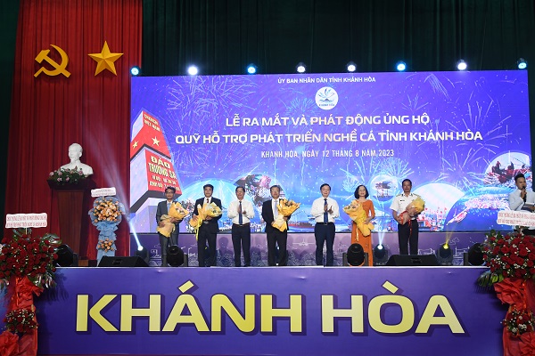 Phó Thủ tướng Trần Hồng Hà và ông Nguyễn Tấn Tuân, Chủ tịch UBND tỉnh Khánh Hòa lên tặng hoa các thành viên Hội đồng quản lý quỹ