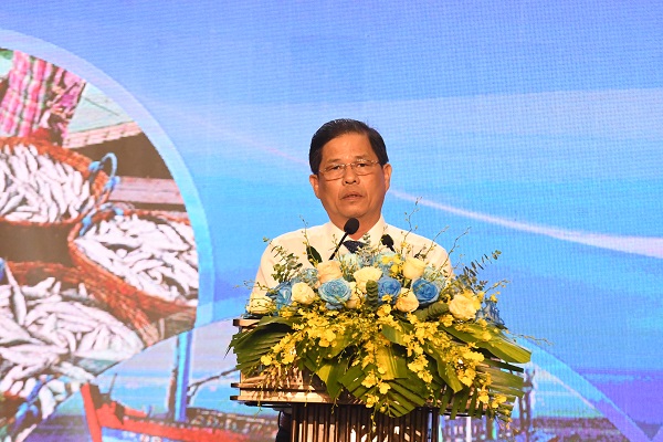 Ông Nguyễn Tấn Tuân, Phó Bí thư tỉnh ủy, Chủ tịch UBND tỉnh Khánh Hòa phát biểu, phát động ủng hộ quỹ
