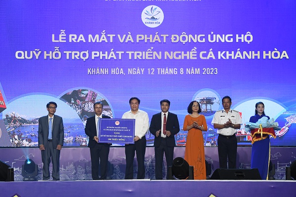 Thứ trưởng Bộ KHĐT Trần Duy Đông trao tiền ủng hộ quỹ của Bộ KHĐT