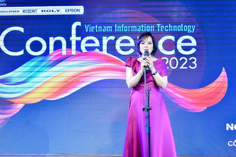 Bà Nguyễn Thị Thu Khoa - TGĐ HĐB Hà Nội chia sẻ tâm huyết với cộng đồng ngành IT