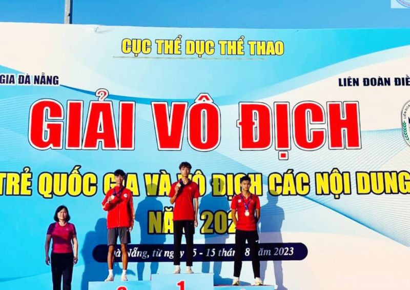 Vận động viên Nguyễn Minh Trí (bục số 1) giành huy chương vàng nội dung cự ly 800m dành cho nam.