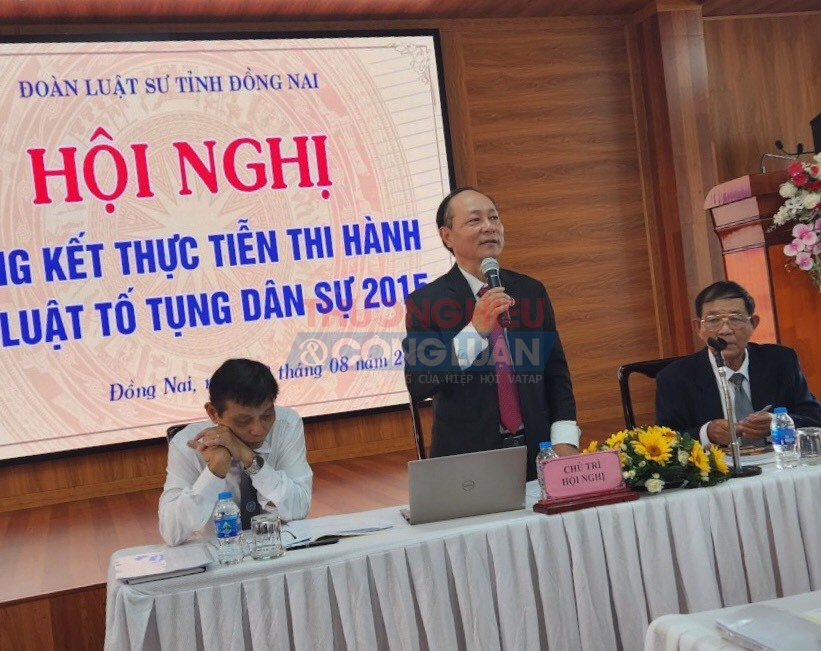 Chủ nhiệm Đoàn Luật sư tỉnh Đồng Nai, ông Lê Quang Y, phát biểu ghi nhận ý kiến tại hội nghị