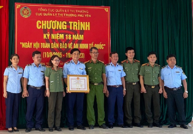 Đại diện lãnh đạo Cục QLTT Phú Yên (thứ 4 từ trái qua) nhận Bằng khen của Chủ tịch UBND tỉnh Phú Yên. Ảnh: D-Thu