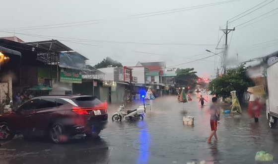 Cơn mưa lớn kéo dài tối 27-7 gây ngập nhiều tuyến đường trên địa bàn huyện Bù Đăng