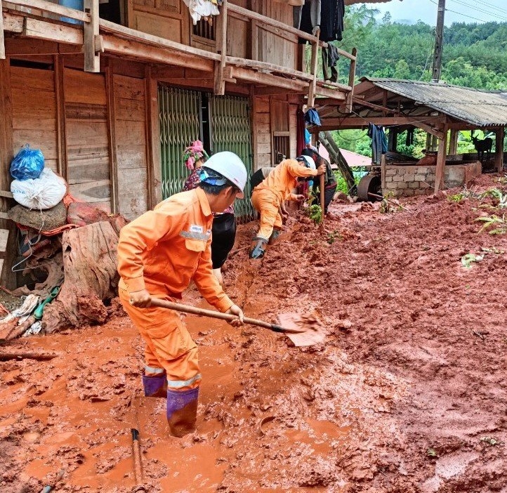 Công nhân Điện lực Tân Uyên (PC Lai Châu) hỗ trợ bà con nhân dân khắc phục sau mưa lũ