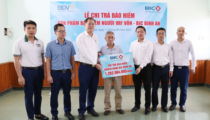 Đại diện lãnh đạo BIC và BIDV Lào Cai trao tiền bồi thường cho thân nhân khách hàng