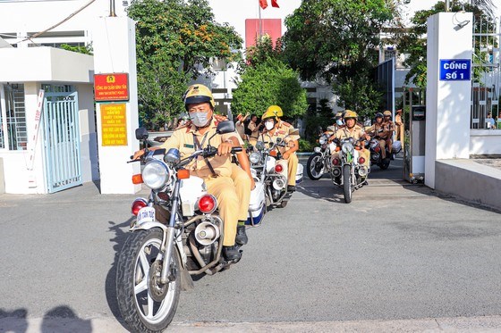 Lượng cảnh sát giao thông ra quân tổng kiểm soát xe kinh doanh vận tải hành khách, vận tải hàng hóa