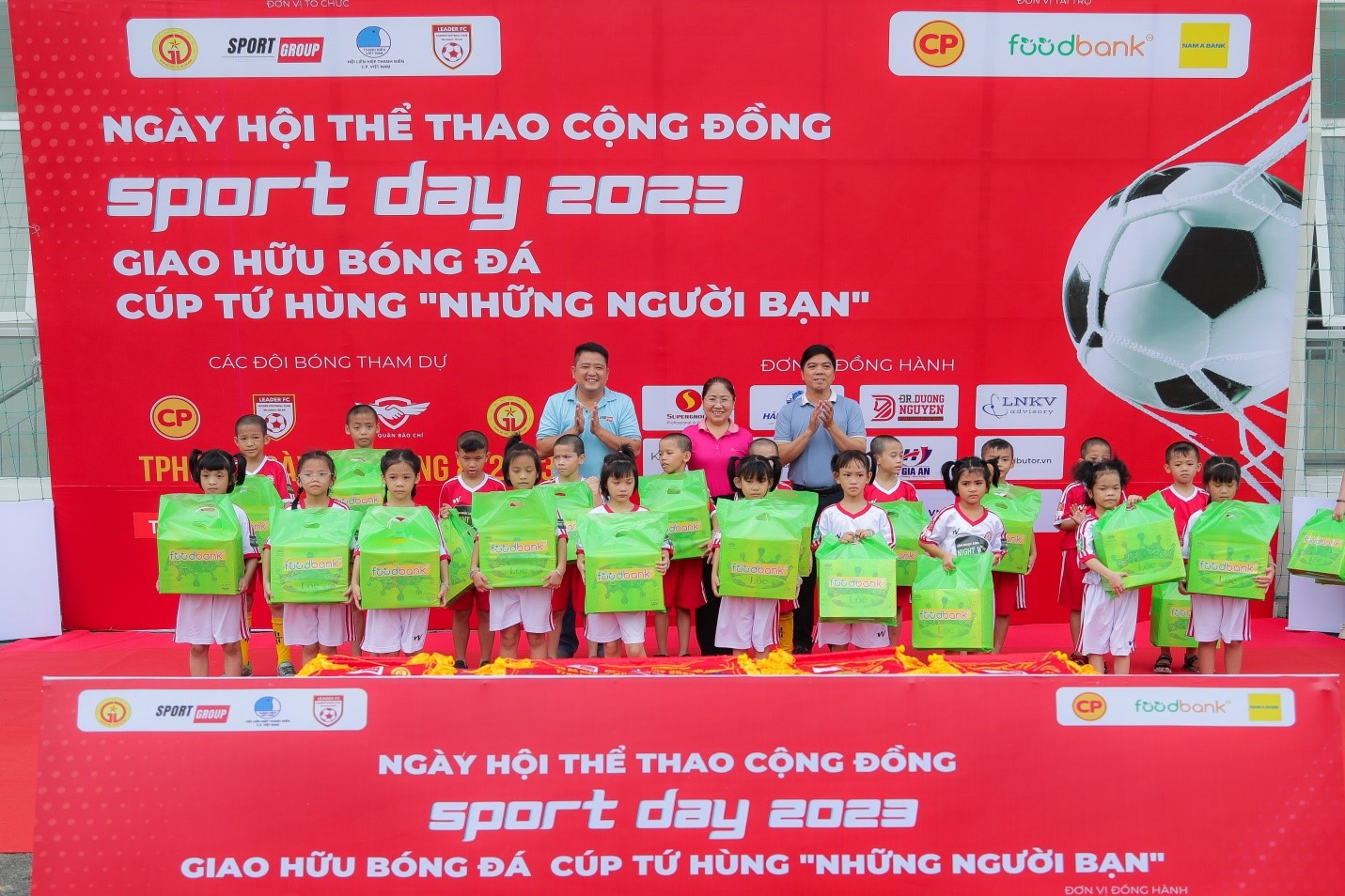 Ban Tổ chức trao quà cho các em nhỏ tham gia “Ngày hội thể thao cộng đồng - Sport Day 2023”