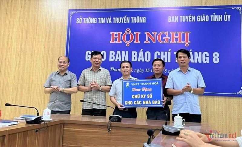 VNPT Thanh Hóa đã trao tặng chữ ký số cho các cơ quan báo chí Trung ương tại Thanh Hóa.