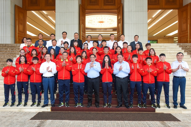 Thủ tướng Phạm Minh Chính, Phó Thủ tướng Trần Hồng Hà cùng các đại biểu chụp ảnh lưu niệm cùng Đội tuyển bóng đá nữ quốc gia - Ảnh: VGP/Nhật Bắc.